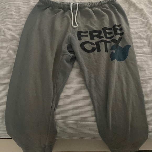 Free city 3/4 sweatpants